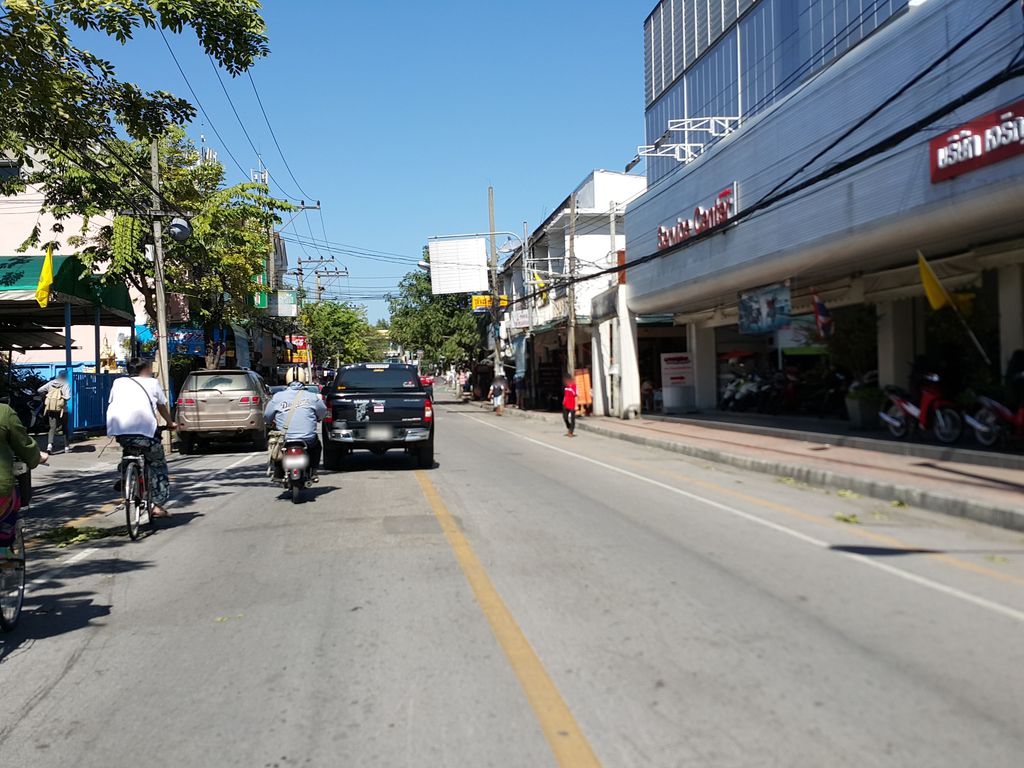 ภาพถนนตรงที่ กมลศิลป์ ตั้งอยู่ ถ่ายโดย jrcarlsen พ.ศ. 2558 (2015) · A street-level view of where กมลศิลป์ · Kamonsin stands, by jrcarlsen in 2558 (2015)