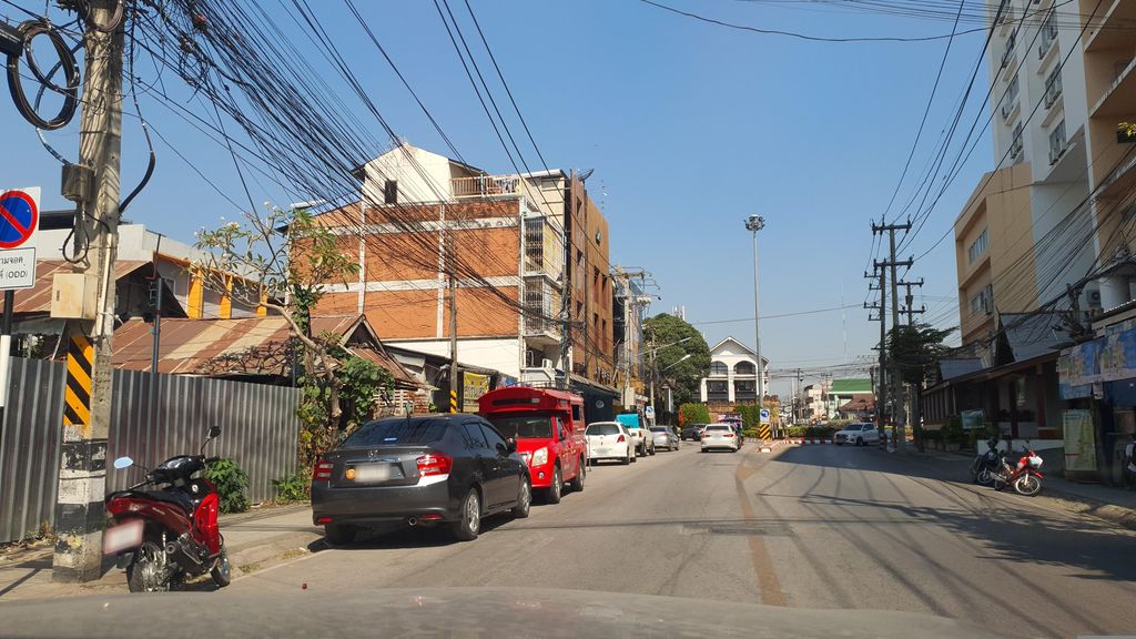 ภาพถนนตรงที่ ร้านป้าย นิยมศิลป์ ตั้งอยู่ ถ่ายโดย jrcarlsen พ.ศ. 2566 (2023) · A street-level view of where ร้านป้าย นิยมศิลป์ · Ran Pai Niimasin stands, by jrcarlsen in 2566 (2023)