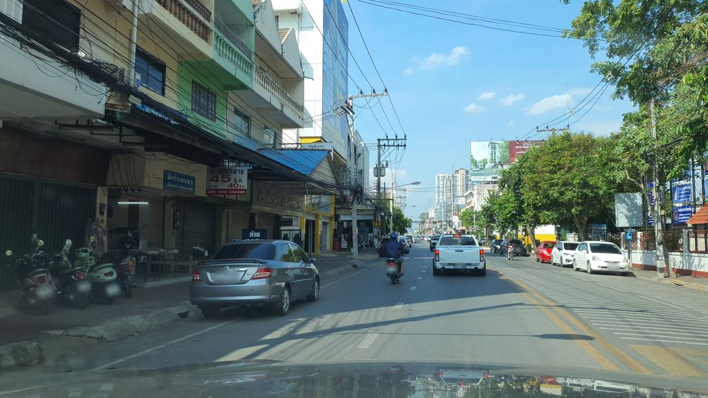 ภาพถนนตรงที่ มิต้าดารา ก๊อปปี้เซ็นเตอร์ ตั้งอยู่ ถ่ายโดย jrcarlsen พ.ศ. 2564 (2021) · A street-level view of where มิต้าดารา ก๊อปปี้เซ็นเตอร์ · Mitadara Copy Center stands, by jrcarlsen in 2564 (2021)