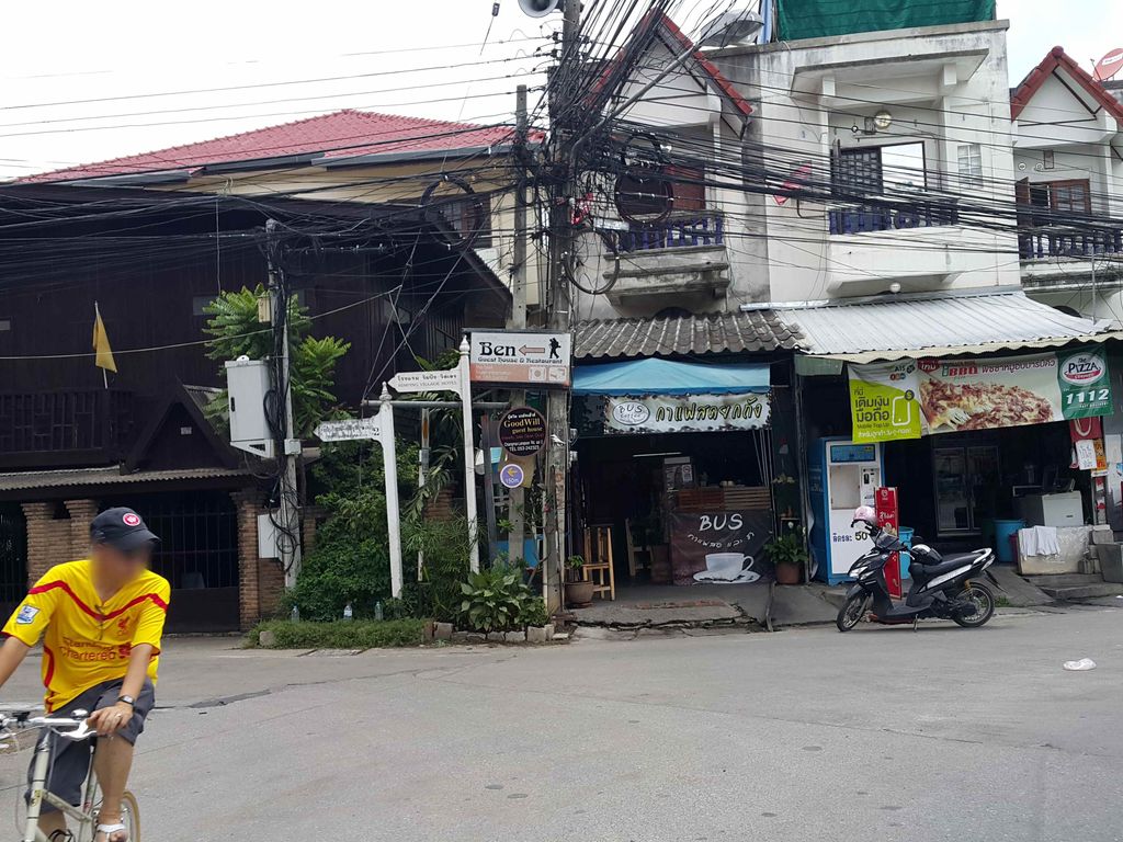ภาพถนนตรงที่ ศูนย์ถ่ายเอกสาร ตั้งอยู่ ถ่ายโดย jrcarlsen พ.ศ. 2558 (2015) · A street-level view of where ศูนย์ถ่ายเอกสาร · Thaieksan Centre stands, by jrcarlsen in 2558 (2015)