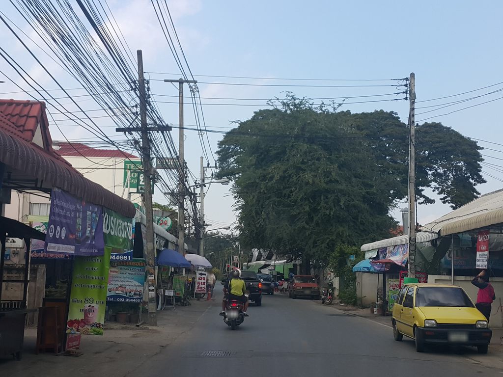 ภาพถนนตรงที่ ร้านถ่ายเอกสาร[บ้านท่อ] ตั้งอยู่ ถ่ายโดย jrcarlsen พ.ศ. 2558 (2015) · A street-level view of where ร้านถ่ายเอกสาร[บ้านท่อ] · Ran Thaieksan[ban Tho] stands, by jrcarlsen in 2558 (2015)