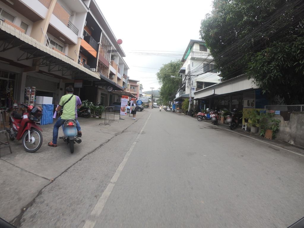 ภาพถนนตรงที่ หลังมอเครื่องเขียน ตั้งอยู่ ถ่ายโดย chanuwath_grab พ.ศ. 2562 (2019) · A street-level view of where หลังมอเครื่องเขียน · Langmo Khrueangkhian stands, by chanuwath_grab in 2562 (2019)