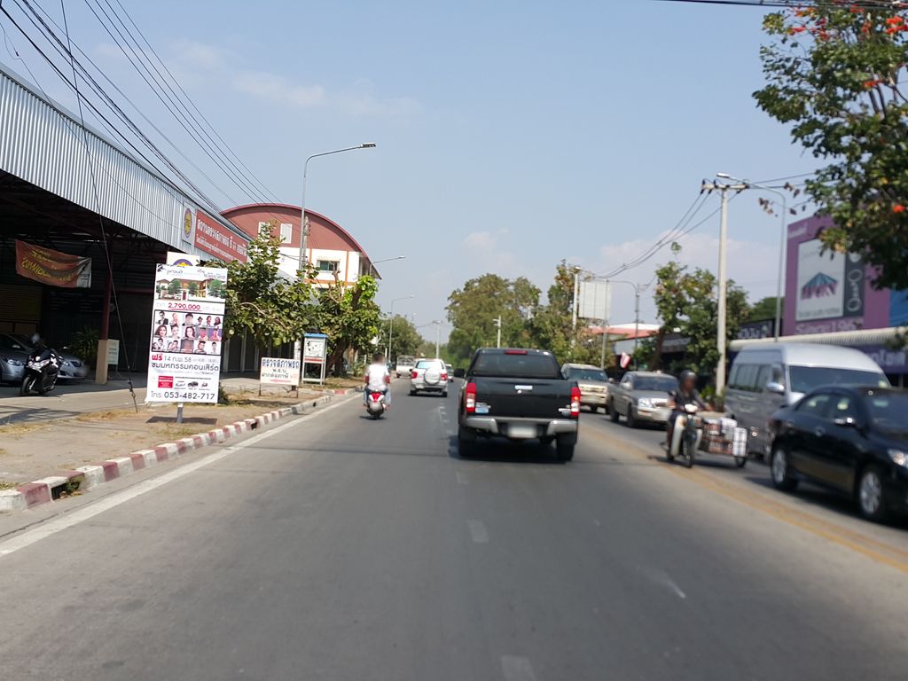ภาพถนนตรงที่ ส.เบสท์พลาสติก วัสดุงานป้ายครบวงจร ตั้งอยู่ ถ่ายโดย jrcarlsen พ.ศ. 2558 (2015) · A street-level view of where ส.เบสท์พลาสติก วัสดุงานป้ายครบวงจร · Sa.betphlattik Watdu Nganpai Khrabuangchon stands, by jrcarlsen in 2558 (2015)