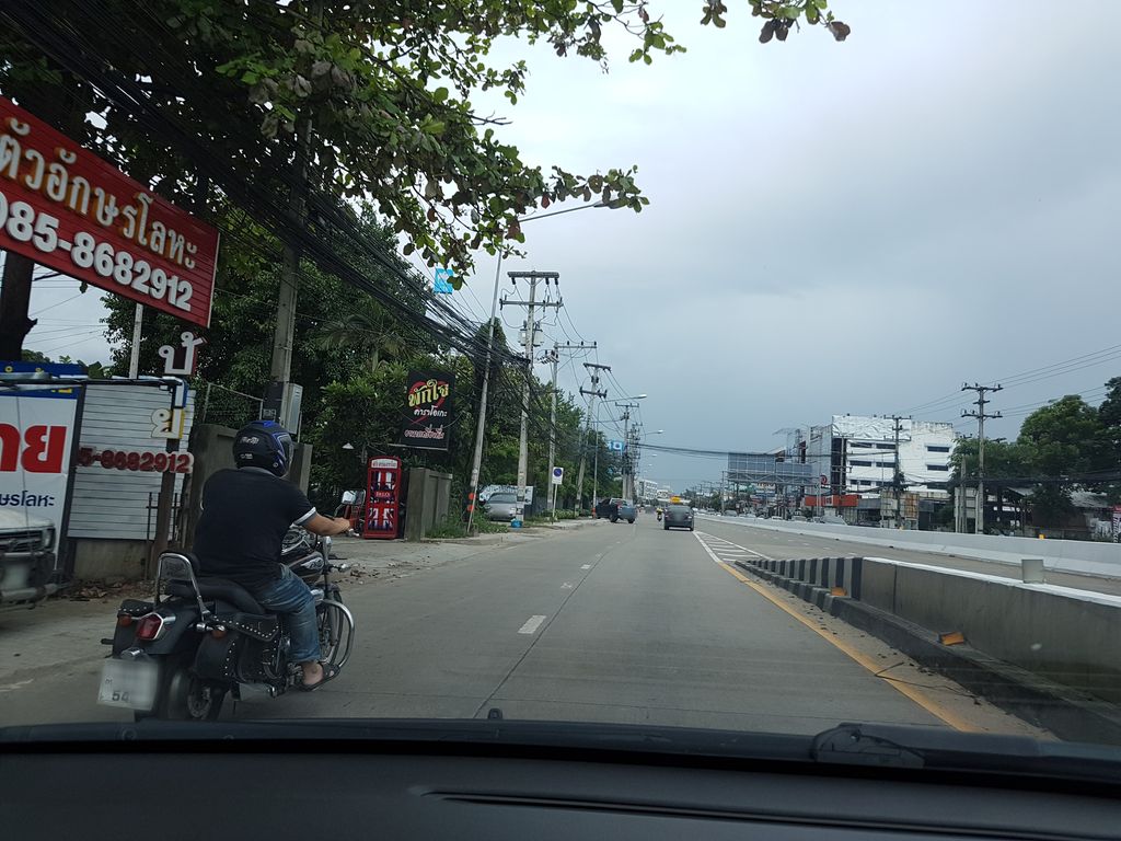 ภาพถนนตรงที่ วี.อาร์. โฆษณา ตั้งอยู่ ถ่ายโดย ekkarin พ.ศ. 2561 (2018) · A street-level view of where วี.อาร์. โฆษณา · Wi.a. Khotna stands, by ekkarin in 2561 (2018)
