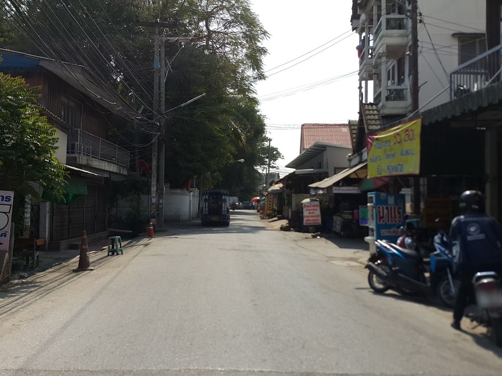 ภาพถนนตรงที่ หนึ่งงานพิมพ์ ตั้งอยู่ ถ่ายโดย jrcarlsen พ.ศ. 2558 (2015) · A street-level view of where หนึ่งงานพิมพ์ · Nueng Nganphim stands, by jrcarlsen in 2558 (2015)
