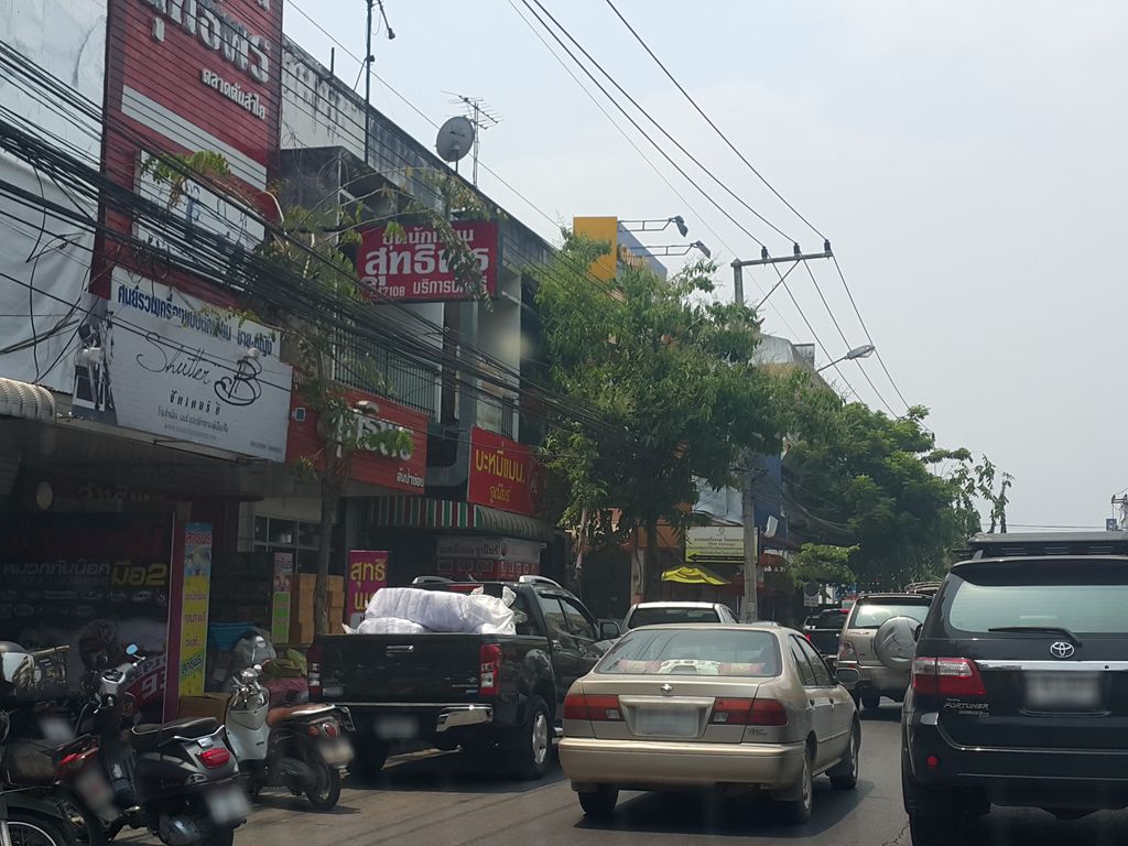 ภาพถนนตรงที่ สุเทพ 8 ดิจิตอลแล็บ ตั้งอยู่ ถ่ายโดย jrcarlsen พ.ศ. 2559 (2016) · A street-level view of where สุเทพ 8 ดิจิตอลแล็บ · Suthep 8 Digital Lab stands, by jrcarlsen in 2559 (2016)