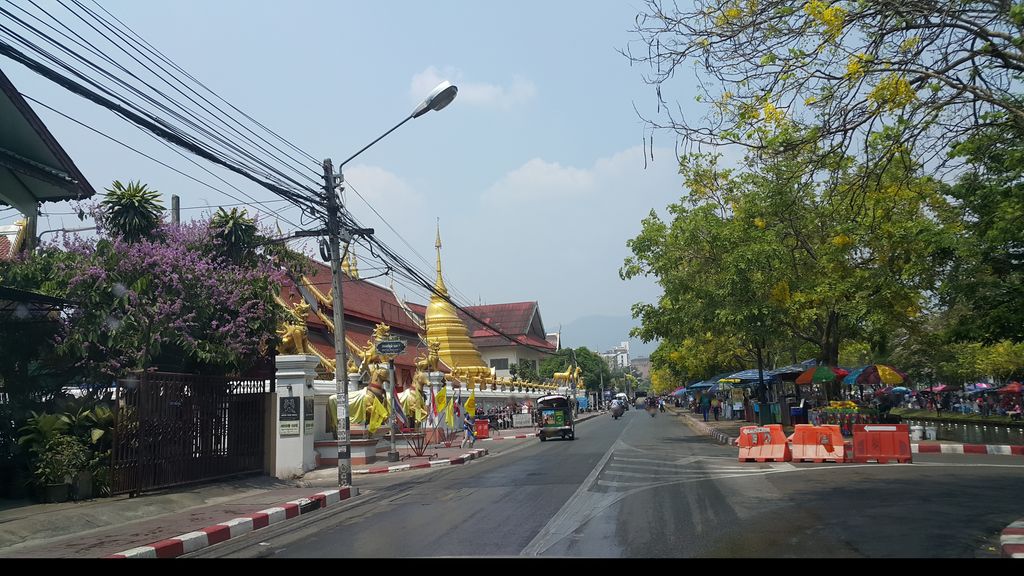 ภาพถนนตรงที่ ร้านเป้าปั๊มทอง ตั้งอยู่ ถ่ายโดย jrcarlsen พ.ศ. 2560 (2017) · A street-level view of where ร้านเป้าปั๊มทอง · Ran Pao Pam Thong stands, by jrcarlsen in 2560 (2017)