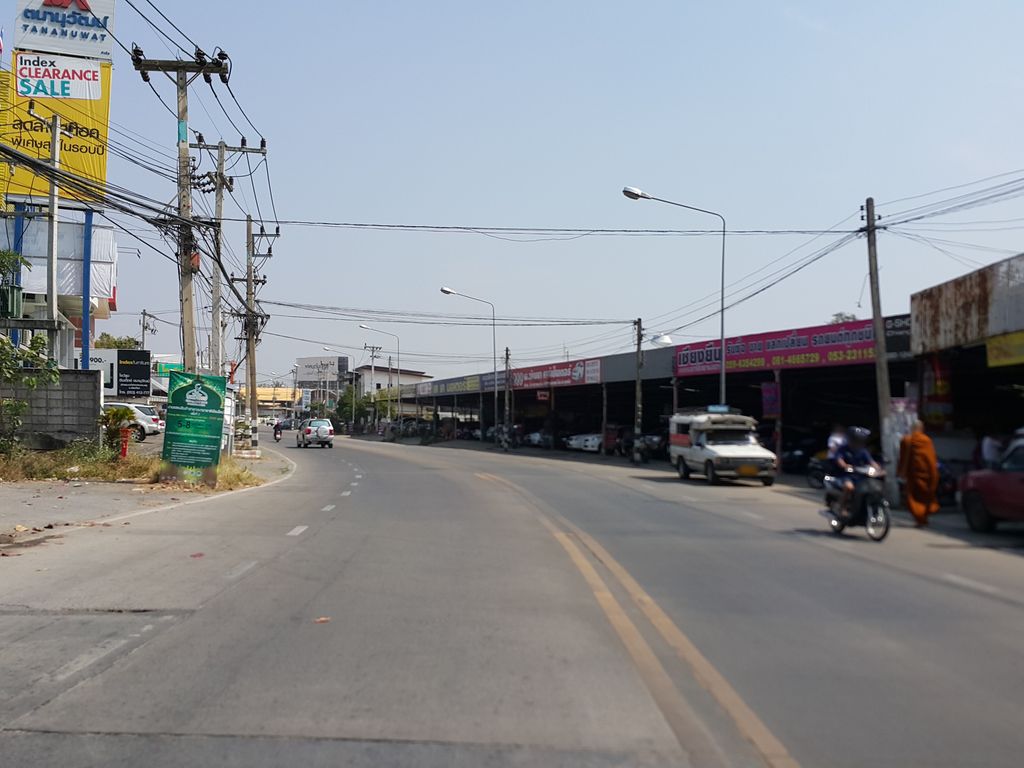 ภาพถนนตรงที่ ศรีสมเพชรกรุ๊ป ตั้งอยู่ ถ่ายโดย jrcarlsen พ.ศ. 2558 (2015) · A street-level view of where ศรีสมเพชรกรุ๊ป · Si Somphetra Group stands, by jrcarlsen in 2558 (2015)