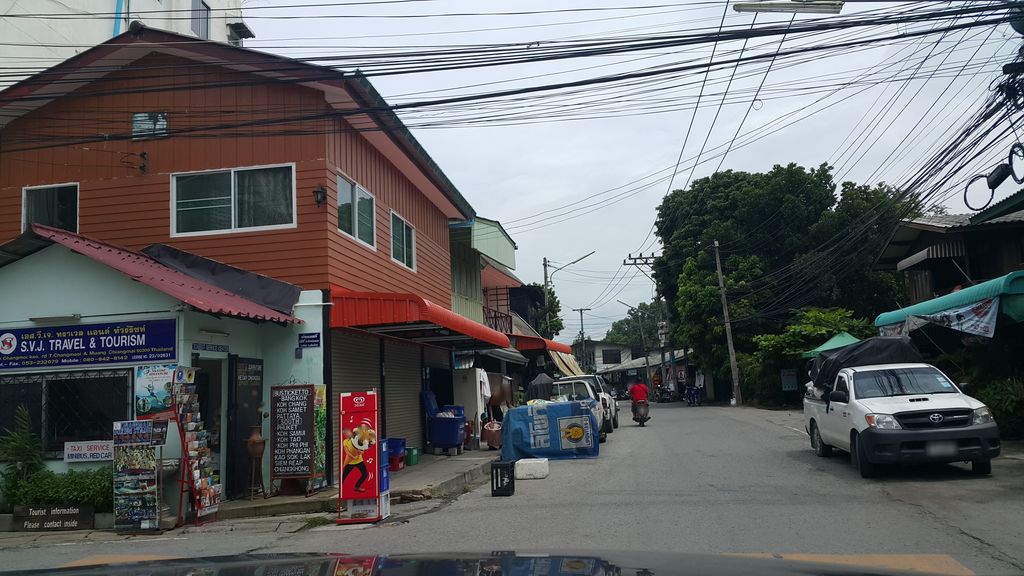 ภาพถนนตรงที่ พิทักษ์การพิมพ์ ตั้งอยู่ ถ่ายโดย jrcarlsen พ.ศ. 2559 (2016) · A street-level view of where พิทักษ์การพิมพ์ · Phithak Kanphim stands, by jrcarlsen in 2559 (2016)