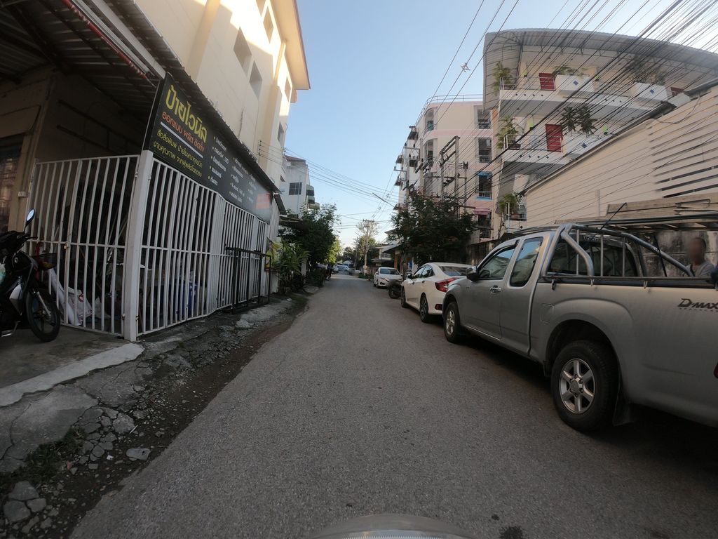 ภาพถนนตรงที่ มินิซายน์ ตั้งอยู่ ถ่ายโดย chanuwath_grab พ.ศ. 2562 (2019) · A street-level view of where มินิซายน์ · Mini Sai stands, by chanuwath_grab in 2562 (2019)