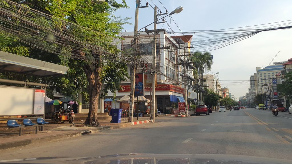 ภาพถนนตรงที่ โฟโต้แม๊กซ์ 10 ตั้งอยู่ ถ่ายโดย jrcarlsen พ.ศ. 2564 (2021) · A street-level view of where โฟโต้แม๊กซ์ 10 · Fotomaek 10 stands, by jrcarlsen in 2564 (2021)