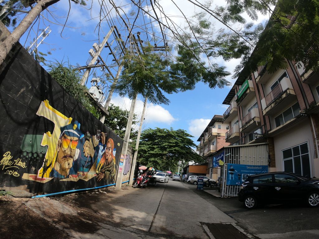 ภาพถนนตรงที่ ลานนาเครื่องเขียน ตั้งอยู่ ถ่ายโดย chanuwath_grab พ.ศ. 2562 (2019) · A street-level view of where ลานนาเครื่องเขียน · Lanna Khrueangkhian stands, by chanuwath_grab in 2562 (2019)