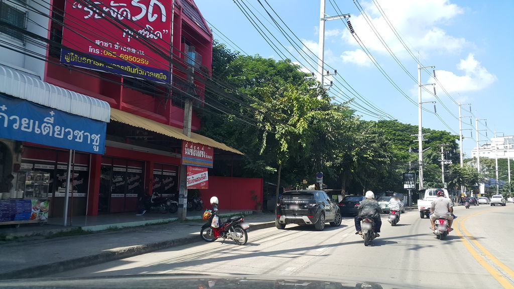 ภาพถนนตรงที่ ต้นกล้า ถ่ายเอกสาร แฟกซ์ ตั้งอยู่ ถ่ายโดย jrcarlsen พ.ศ. 2559 (2016) · A street-level view of where ต้นกล้า ถ่ายเอกสาร แฟกซ์ · Ton Kla Thaieksan Faek stands, by jrcarlsen in 2559 (2016)