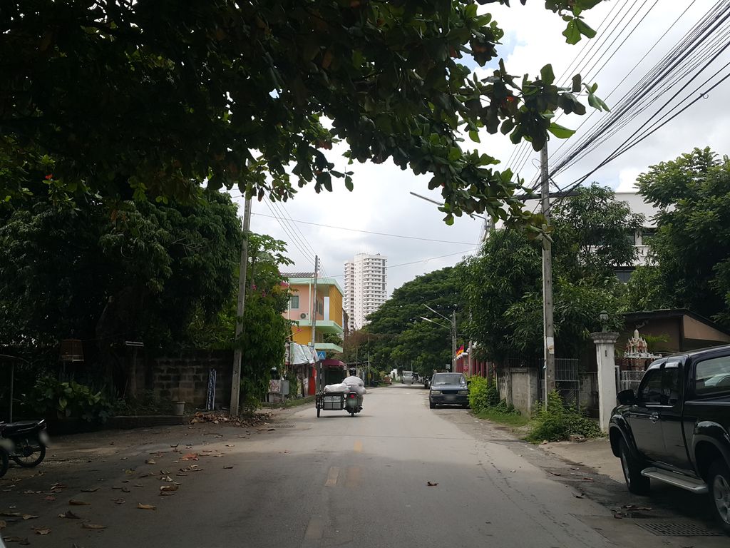 ภาพถนนตรงที่ มงคลโฆษณา ตั้งอยู่ ถ่ายโดย jrcarlsen พ.ศ. 2558 (2015) · A street-level view of where มงคลโฆษณา · Mongkhon Khotna stands, by jrcarlsen in 2558 (2015)