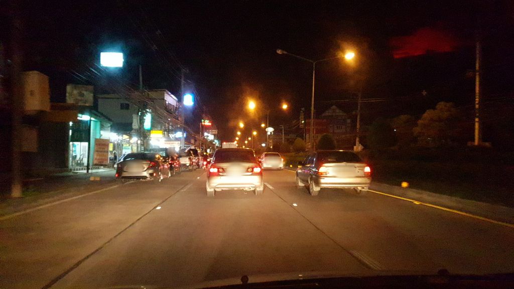ภาพถนนตรงที่ ร้อยเอก ดีไชน์ ตั้งอยู่ ถ่ายโดย silamanee พ.ศ. 2561 (2018) · A street-level view of where ร้อยเอก ดีไชน์ · Roiek Dichai stands, by silamanee in 2561 (2018)