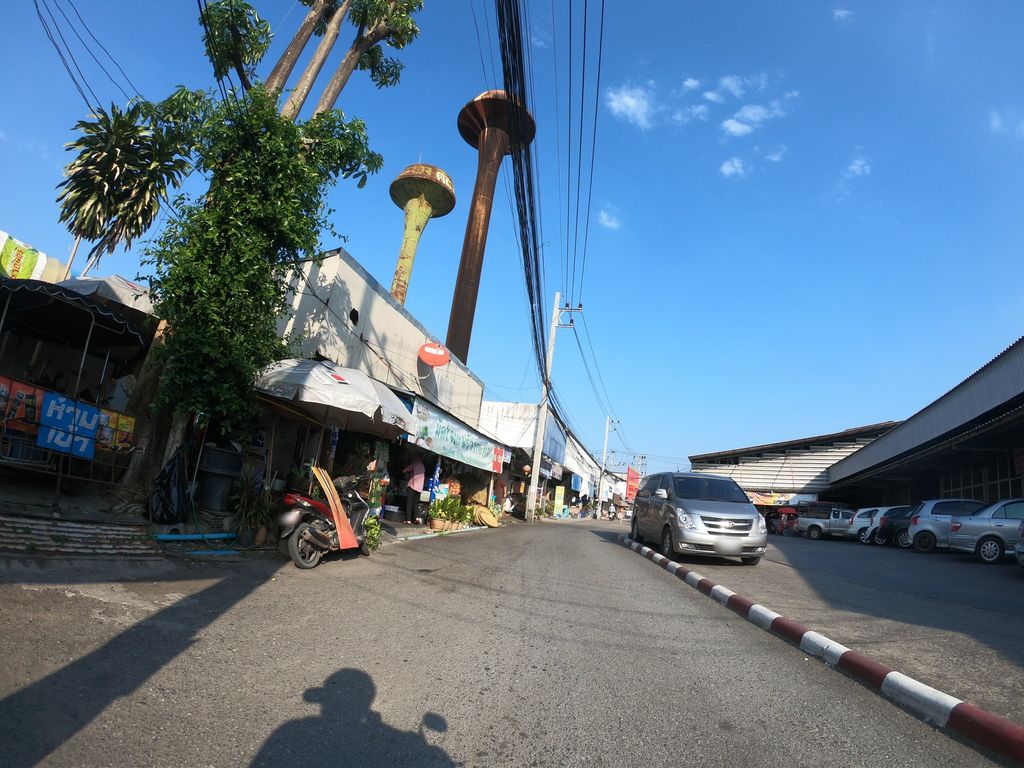 ภาพถนนตรงที่ รวมโชคเครื่องเขียน-กิ๊ฟชอฟ ตั้งอยู่ ถ่ายโดย chanuwath_grab พ.ศ. 2562 (2019) · A street-level view of where รวมโชคเครื่องเขียน-กิ๊ฟชอฟ · Ruamchok Khrueangkhian-kipchop stands, by chanuwath_grab in 2562 (2019)