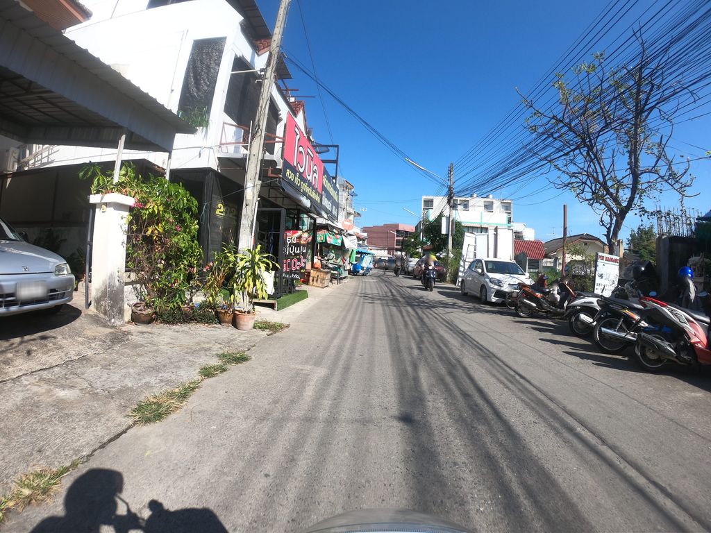 ภาพถนนตรงที่ ร้าน 2829 ปริ้น ตั้งอยู่ ถ่ายโดย chanuwath_grab พ.ศ. 2562 (2019) · A street-level view of where ร้าน 2829 ปริ้น · Ran 2829 Print stands, by chanuwath_grab in 2562 (2019)