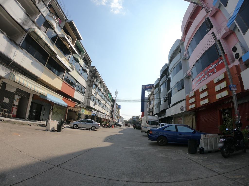 ภาพถนนตรงที่ วรพงษ์ กราฟิก ตั้งอยู่ ถ่ายโดย chanuwath_grab พ.ศ. 2562 (2019) · A street-level view of where วรพงษ์ กราฟิก · Waraphong Krafik stands, by chanuwath_grab in 2562 (2019)
