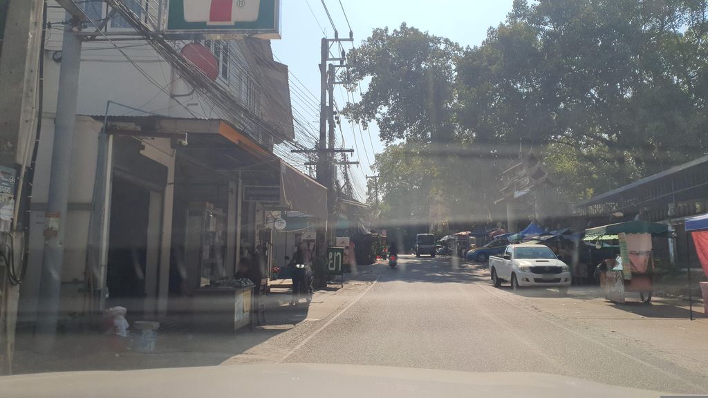 ภาพถนนตรงที่ ทรายคำคอมพิวเตอร์ ตั้งอยู่ ถ่ายโดย jrcarlsen พ.ศ. 2566 (2023) · A street-level view of where ทรายคำคอมพิวเตอร์ · Saikham Computer stands, by jrcarlsen in 2566 (2023)