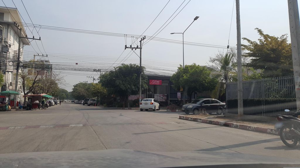 ภาพถนนตรงที่ สตาร์วีซ่า เซอร์วิส 14 ตั้งอยู่ ถ่ายโดย jrcarlsen พ.ศ. 2566 (2023) · A street-level view of where สตาร์วีซ่า เซอร์วิส 14 · Star Visa Service 14 stands, by jrcarlsen in 2566 (2023)
