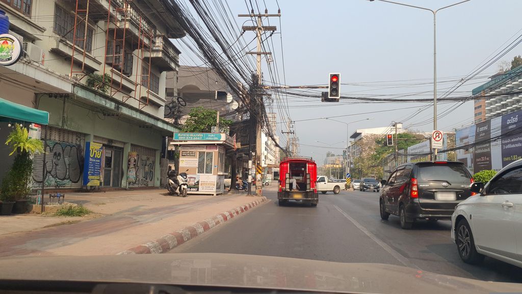 ภาพถนนตรงที่ ร้านป้าย โปรปริ้นท์ แอนด์ ดีไซน์ ตั้งอยู่ ถ่ายโดย jrcarlsen พ.ศ. 2566 (2023) · A street-level view of where ร้านป้าย โปรปริ้นท์ แอนด์ ดีไซน์ · Ran Pai Pro Print & Design stands, by jrcarlsen in 2566 (2023)