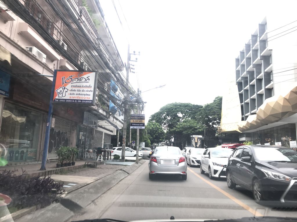 ภาพถนนตรงที่ ดีไซน์รูม ตั้งอยู่ ถ่ายโดย prasert พ.ศ. 2561 (2018) · A street-level view of where ดีไซน์รูม · Design Room stands, by prasert in 2561 (2018)