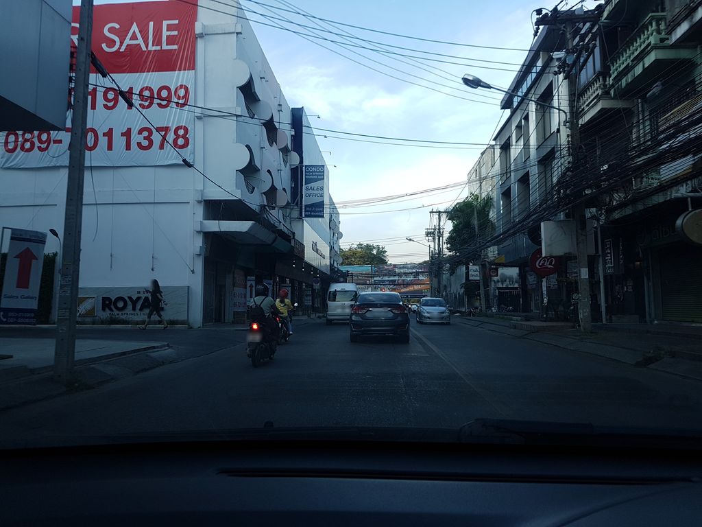 ภาพถนนตรงที่ ซาติน รับทำเสื้อ ตั้งอยู่ ถ่ายโดย ekkarin พ.ศ. 2561 (2018) · A street-level view of where ซาติน รับทำเสื้อ · Satin Rapthamsuea stands, by ekkarin in 2561 (2018)