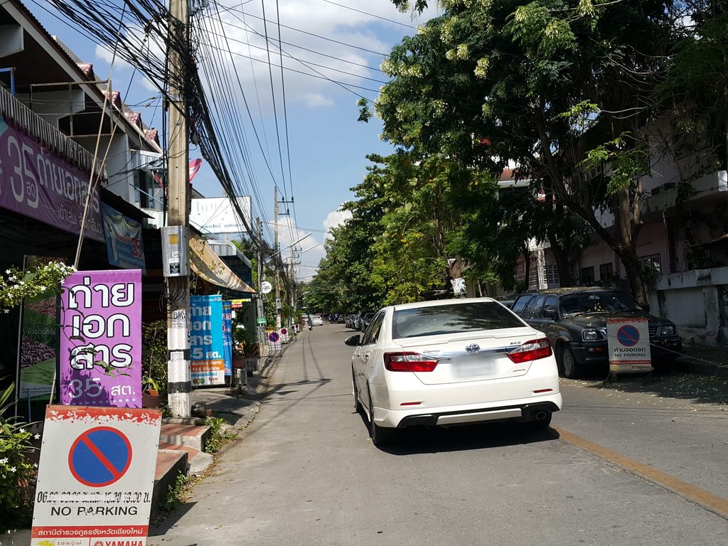 ภาพถนนตรงที่ ตูนตัง ก๊อปปี้เซนเตอร์ ตั้งอยู่ ถ่ายโดย jrcarlsen พ.ศ. 2558 (2015) · A street-level view of where ตูนตัง ก๊อปปี้เซนเตอร์ · Tuntang Copy Center stands, by jrcarlsen in 2558 (2015)