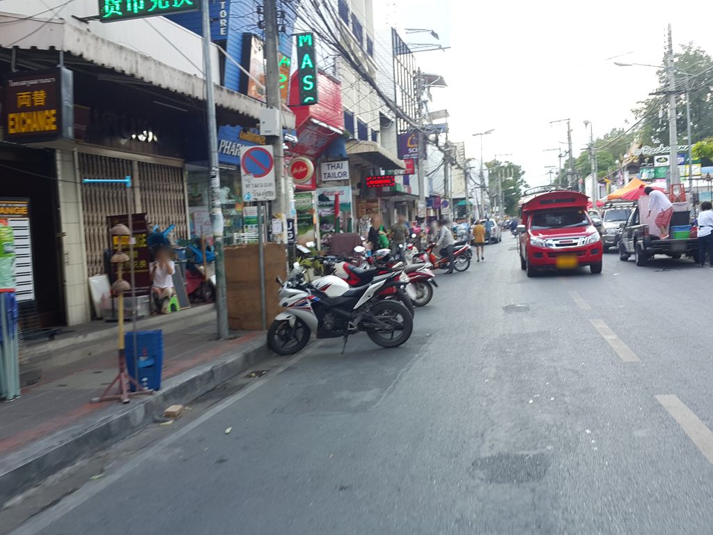 ภาพถนนตรงที่ ธาราทองการพิมพ์ ตั้งอยู่ ถ่ายโดย jrcarlsen พ.ศ. 2558 (2015) · A street-level view of where ธาราทองการพิมพ์ · Thara Thong Kanphim stands, by jrcarlsen in 2558 (2015)