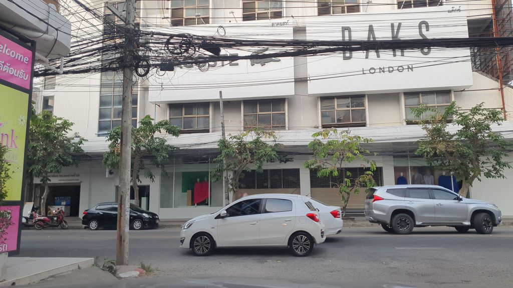 ภาพถนนตรงที่ เจ้านางเชียงใหม่สตูดิโอ ตั้งอยู่ ถ่ายโดย jrcarlsen พ.ศ. 2566 (2023) · A street-level view of where เจ้านางเชียงใหม่สตูดิโอ · Chaonang Chiang Mai Studio stands, by jrcarlsen in 2566 (2023)