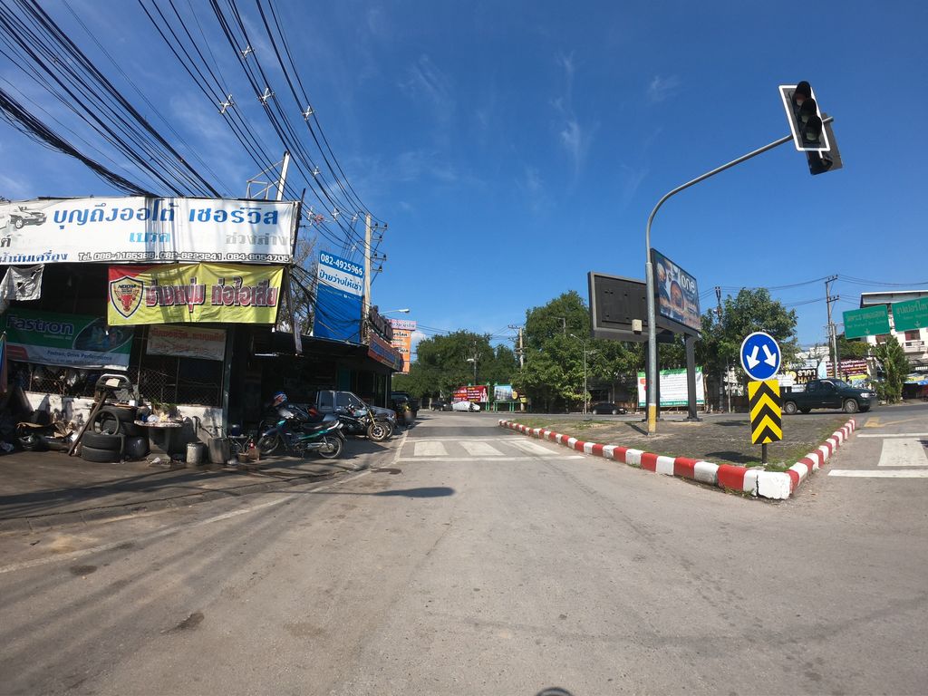 ภาพถนนตรงที่ อาร์ตเวย์มีเดีย ตั้งอยู่ ถ่ายโดย chanuwath_grab พ.ศ. 2562 (2019) · A street-level view of where อาร์ตเวย์มีเดีย · Art Way Media stands, by chanuwath_grab in 2562 (2019)