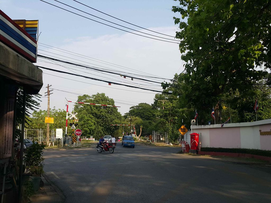 ภาพถนนตรงที่ นุ๊กโฆษณา ตั้งอยู่ ถ่ายโดย jrcarlsen พ.ศ. 2558 (2015) · A street-level view of where นุ๊กโฆษณา · Nukkhotna stands, by jrcarlsen in 2558 (2015)