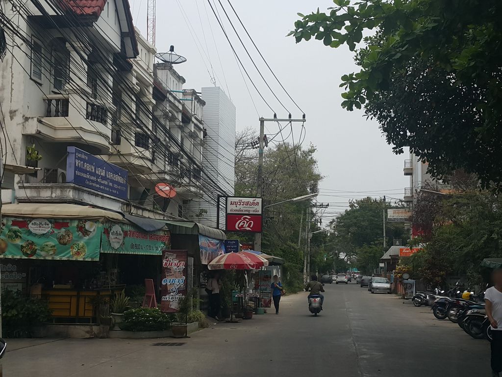 ภาพถนนตรงที่ อ. โอ่ง คนสกีน ตั้งอยู่ ถ่ายโดย jrcarlsen พ.ศ. 2559 (2016) · A street-level view of where อ. โอ่ง คนสกีน · A. Ong Khanotkin stands, by jrcarlsen in 2559 (2016)