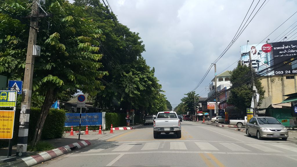ภาพถนนตรงที่ เพื่อนเรียน สเตชั่นเนอรี่ สาขา 2 (หน้าโรงเรียนปริ้น) ตั้งอยู่ ถ่ายโดย jrcarlsen พ.ศ. 2559 (2016) · A street-level view of where เพื่อนเรียน สเตชั่นเนอรี่ สาขา 2 (หน้าโรงเรียนปริ้น) · Phueanrian Station Noe Ri Sakha 2 (narongrian Print) stands, by jrcarlsen in 2559 (2016)