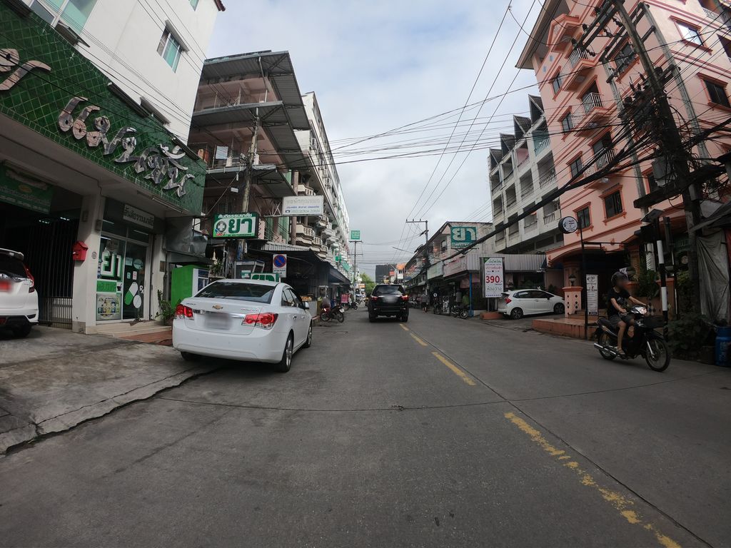 ภาพถนนตรงที่ 108 คาเมร่าช็อป ตั้งอยู่ ถ่ายโดย chanuwath_grab พ.ศ. 2562 (2019) · A street-level view of where 108 คาเมร่าช็อป · 108 Khamerachoop stands, by chanuwath_grab in 2562 (2019)