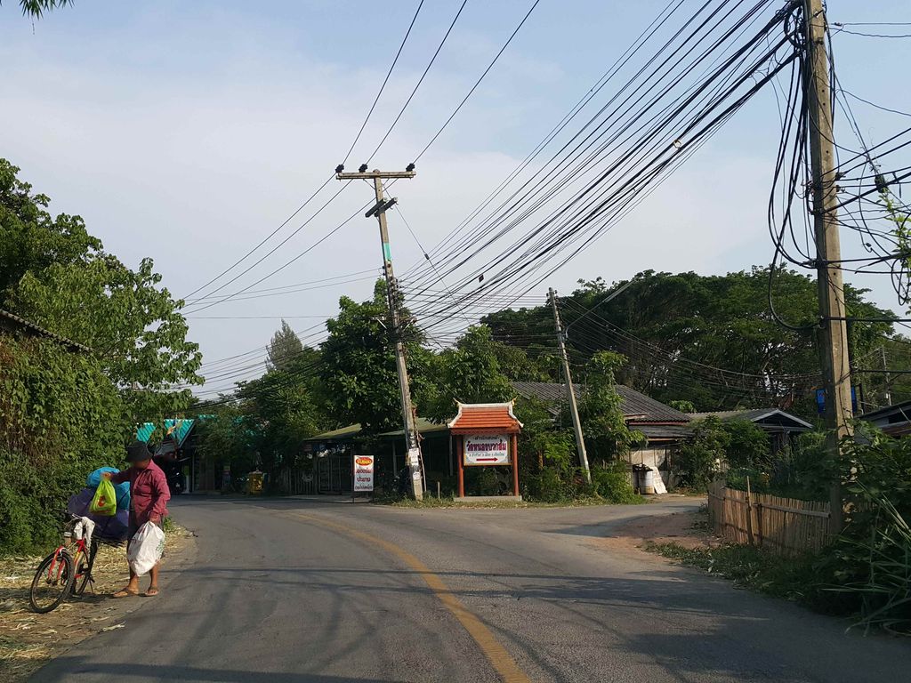 ภาพถนนตรงที่ ร้านถ่ายเอกสาร ตั้งอยู่ ถ่ายโดย jrcarlsen พ.ศ. 2558 (2015) · A street-level view of where ร้านถ่ายเอกสาร · Ran Thaieksan stands, by jrcarlsen in 2558 (2015)