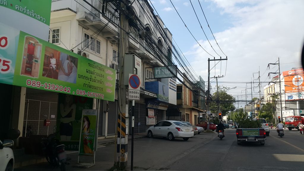 ภาพถนนตรงที่ ปีย์สติกเกอร์ WARP CAR ตั้งอยู่ ถ่ายโดย jrcarlsen พ.ศ. 2559 (2016) · A street-level view of where ปีย์สติกเกอร์ WARP CAR stands, by jrcarlsen in 2559 (2016)