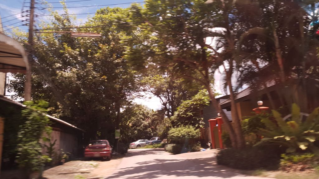 ภาพถนนตรงที่ โล่ 84 ตั้งอยู่ ถ่ายโดย silamanee พ.ศ. 2561 (2018) · A street-level view of where โล่ 84 · Lo 84 stands, by silamanee in 2561 (2018)