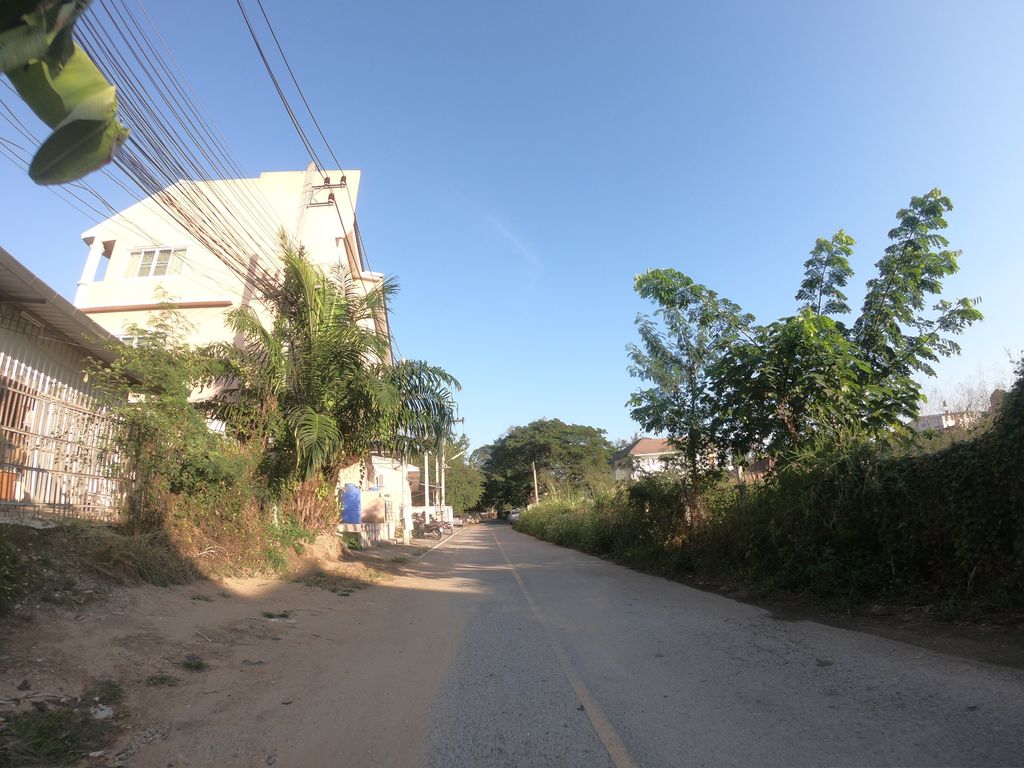 ภาพถนนตรงที่ ชีวารัตน์ สกีน ตั้งอยู่ ถ่ายโดย chanuwath_grab พ.ศ. 2562 (2019) · A street-level view of where ชีวารัตน์ สกีน · Chiwarat Sakin stands, by chanuwath_grab in 2562 (2019)