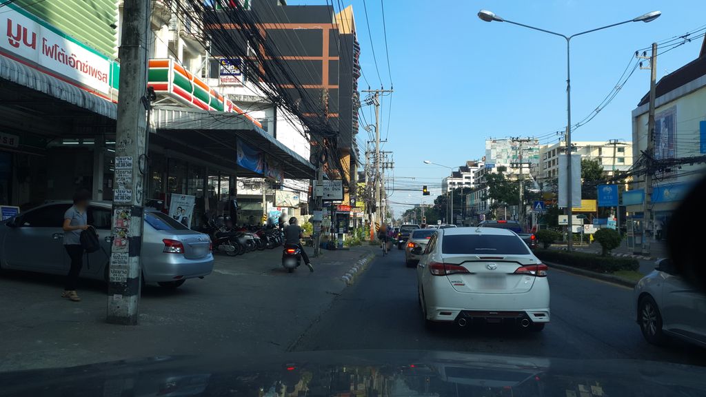 ภาพถนนตรงที่ ซัน-มูนโฟโต้เอ็กซ์เพรส ตั้งอยู่ ถ่ายโดย jrcarlsen พ.ศ. 2562 (2019) · A street-level view of where ซัน-มูนโฟโต้เอ็กซ์เพรส · San-mun Photo Express stands, by jrcarlsen in 2562 (2019)
