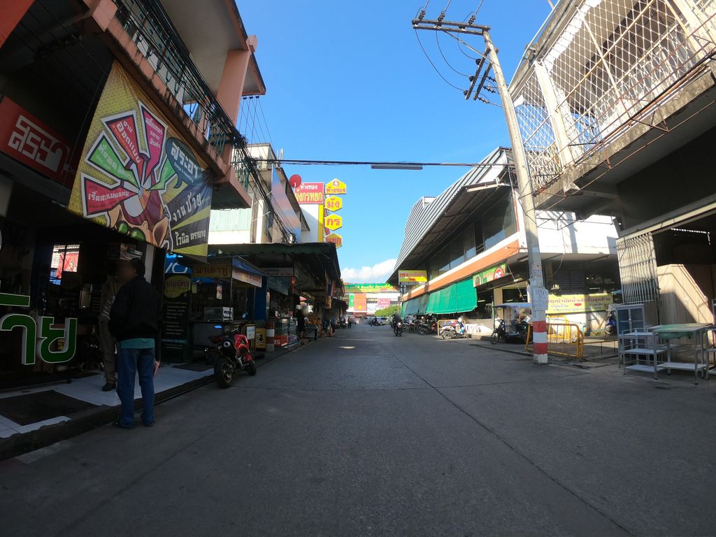 ภาพถนนตรงที่ ร้านสระอา ตั้งอยู่ ถ่ายโดย chanuwath_grab พ.ศ. 2562 (2019) · A street-level view of where ร้านสระอา · Ran Saa stands, by chanuwath_grab in 2562 (2019)