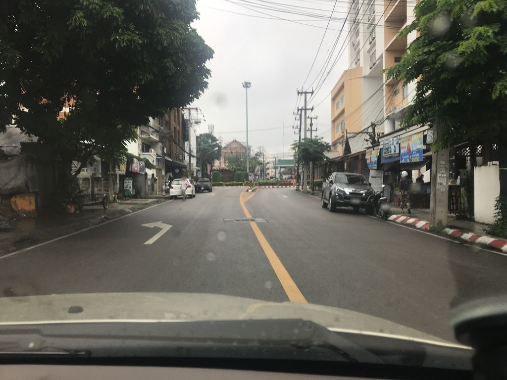 ภาพถนนตรงที่ ทองคำ รับตัดกระดาษ ตั้งอยู่ ถ่ายโดย ppimpream พ.ศ. 2561 (2018) · A street-level view of where ทองคำ รับตัดกระดาษ · Thong Kham Raptatkradat stands, by ppimpream in 2561 (2018)