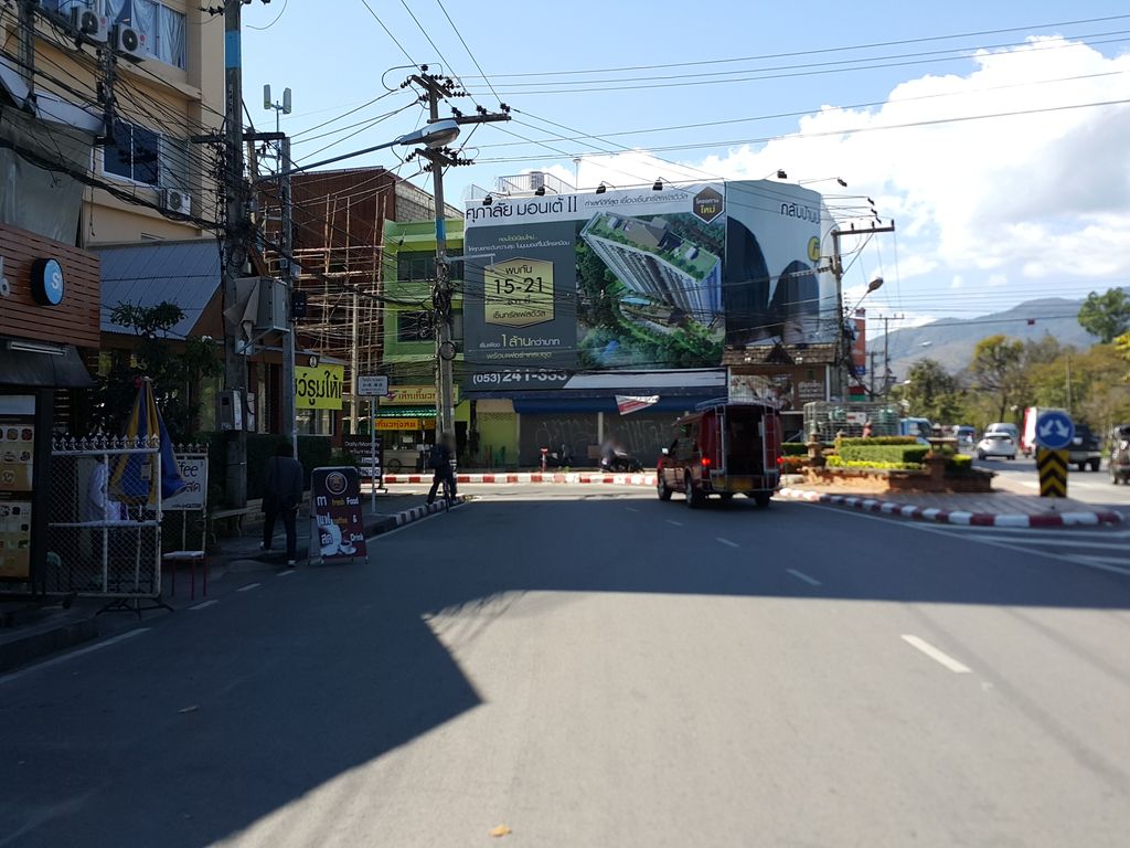 ภาพถนนตรงที่ สุทัศน์การพิมพ์ ตั้งอยู่ ถ่ายโดย jrcarlsen พ.ศ. 2558 (2015) · A street-level view of where สุทัศน์การพิมพ์ · Su That Kanphim stands, by jrcarlsen in 2558 (2015)