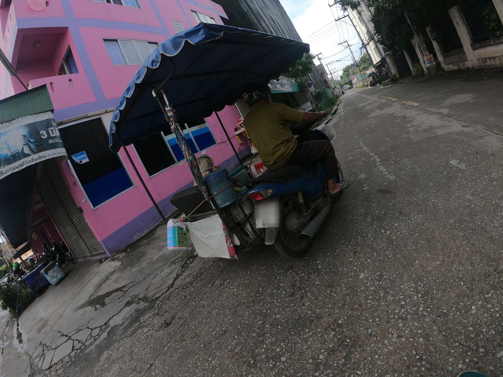 ภาพถนนตรงที่ ร้านถ่ายเอกสาร [ถนนเวียงบัว สันติธรรม] ตั้งอยู่ ถ่ายโดย chanuwath_grab พ.ศ. 2562 (2019) · A street-level view of where ร้านถ่ายเอกสาร [ถนนเวียงบัว สันติธรรม] · Ran Thaieksan [thanon Wiang Bua Santitham] stands, by chanuwath_grab in 2562 (2019)
