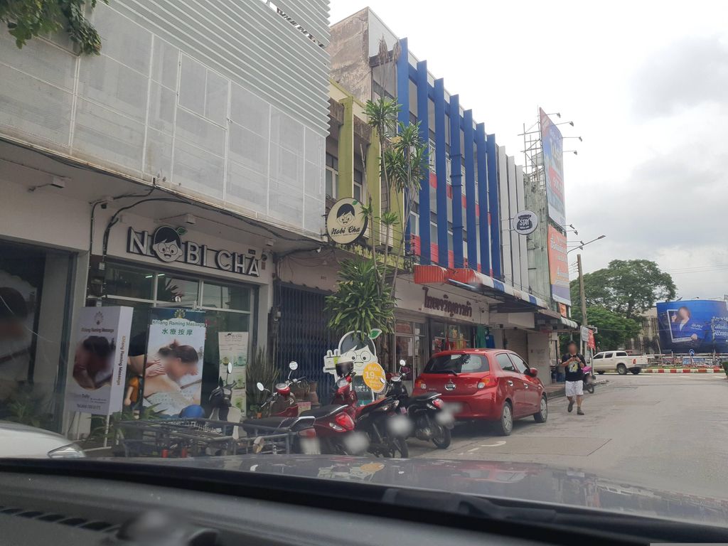 ภาพถนนตรงที่ โรงพิมพ์แสงศิลป์ ตั้งอยู่ ถ่ายโดย jrcarlsen พ.ศ. 2566 (2023) · A street-level view of where โรงพิมพ์แสงศิลป์ · Rongphim Saeng Sin stands, by jrcarlsen in 2566 (2023)