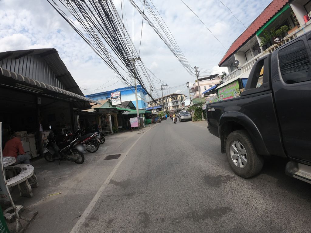 ภาพถนนตรงที่ แบงค์ถ่ายเอกสาร (ช่างเคี่ยน) ตั้งอยู่ ถ่ายโดย chanuwath_grab พ.ศ. 2562 (2019) · A street-level view of where แบงค์ถ่ายเอกสาร (ช่างเคี่ยน) · Baeng Thaieksan (changkhian) stands, by chanuwath_grab in 2562 (2019)