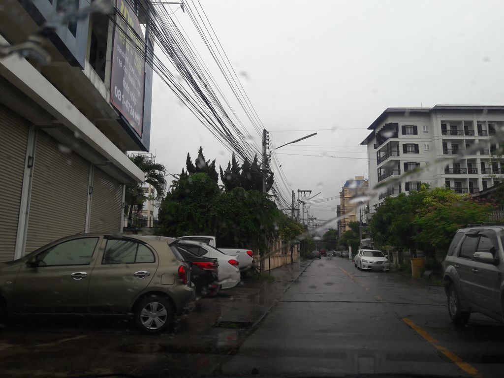 ภาพถนนตรงที่ จิปาถะ (สำนักงานใหญ่ ศิริมังคลาจารย์ ซอย 9) ตั้งอยู่ ถ่ายโดย superbate พ.ศ. 2561 (2018) · A street-level view of where จิปาถะ (สำนักงานใหญ่ ศิริมังคลาจารย์ ซอย 9) · Chipatha (Samnakngan Yai Siri Mang Khla Chan Soi 9) stands, by superbate in 2561 (2018)