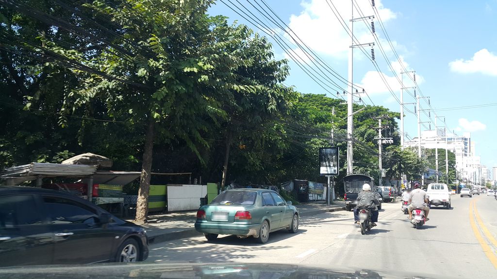 ภาพถนนตรงที่ ฮีโน่ชายน์แอด ตั้งอยู่ ถ่ายโดย jrcarlsen พ.ศ. 2559 (2016) · A street-level view of where ฮีโน่ชายน์แอด · Hino Chai Aet stands, by jrcarlsen in 2559 (2016)