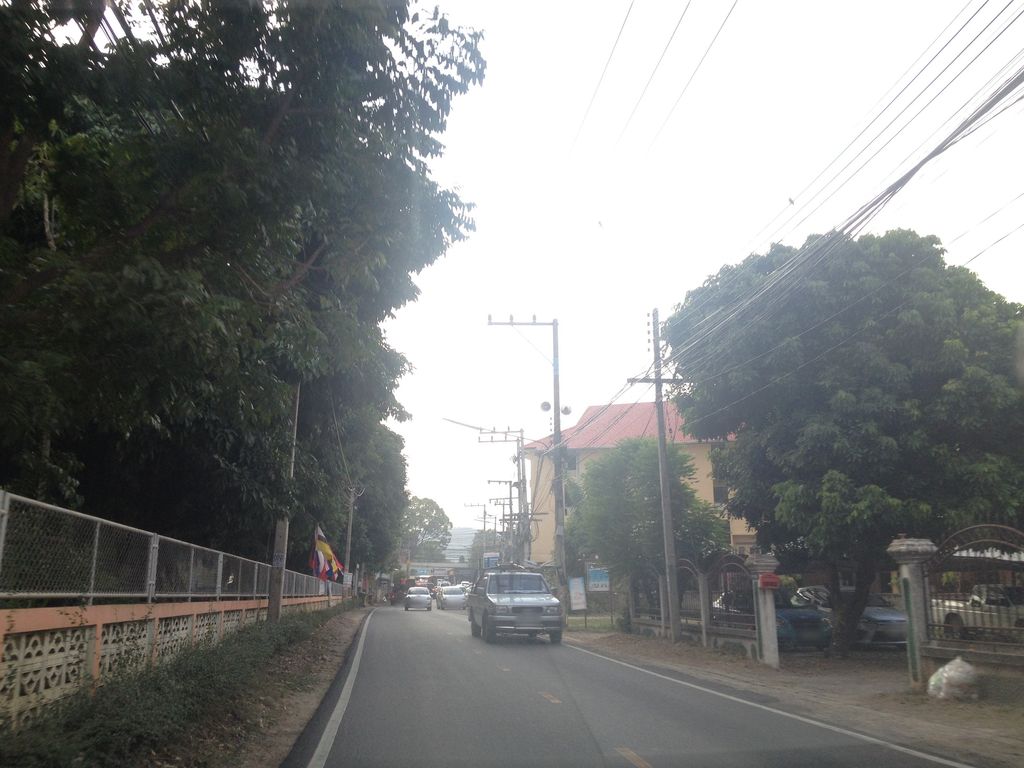 ภาพถนนตรงที่ ร้านถ่ายเอกสารเพื่อนพิมพ์ ตั้งอยู่ ถ่ายโดย jimwatana พ.ศ. 2558 (2015) · A street-level view of where ร้านถ่ายเอกสารเพื่อนพิมพ์ · Ran Thaieksan Phuean Phim stands, by jimwatana in 2558 (2015)