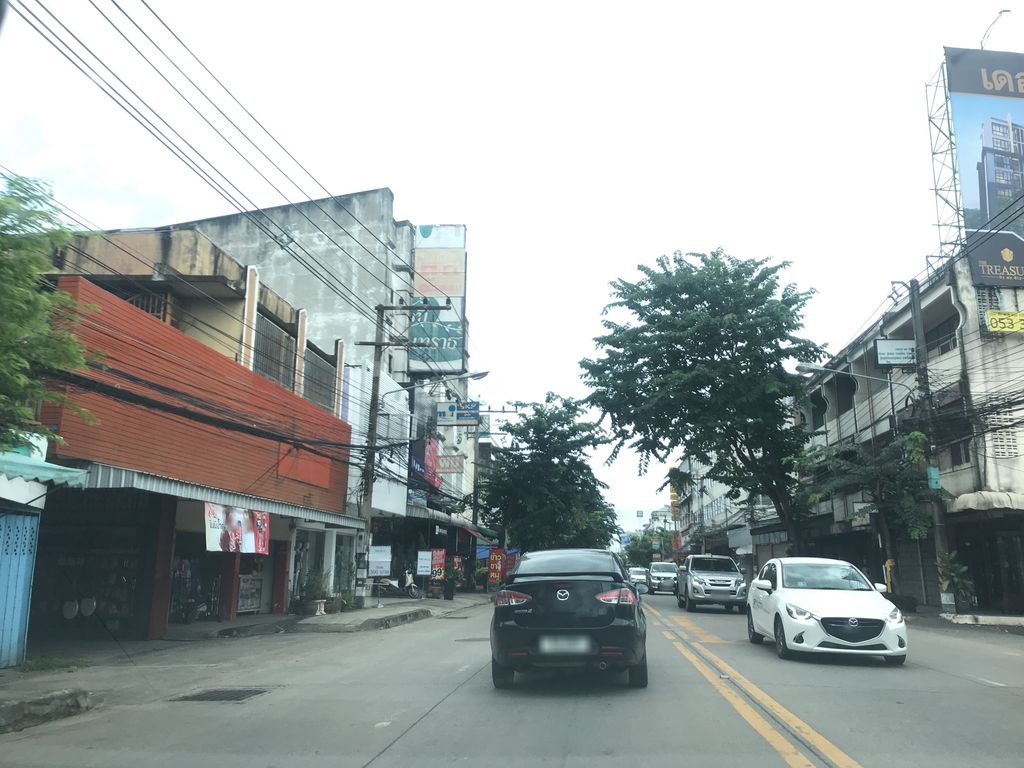 ภาพถนนตรงที่ พีนัท ออฟฟิต เมท ตั้งอยู่ ถ่ายโดย prasert พ.ศ. 2561 (2018) · A street-level view of where พีนัท ออฟฟิต เมท · Phinat Opfit Met stands, by prasert in 2561 (2018)